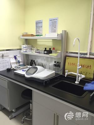 學校食堂機器人主廚上崗 從一?；ń匪菰吹街悄懿惋嬓聲r代